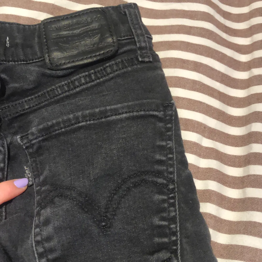 Svarta High waisted Levis skinny jeans i storlek 23, bra skick använda 2 gånger, köpta ifrån jeansbolaget alltså äkta. Köpta för 1000kr. Jeans & Byxor.