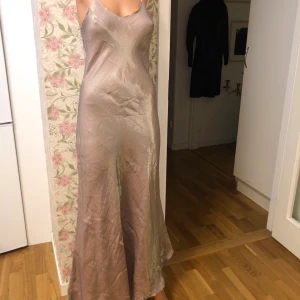 90s klänning - Vintage klänning med så fint grönt skimmer. Den är nopprig men inget man stör sig på. Underbar klänning! Frakt tillkommer alt avhämtning i Stockholm