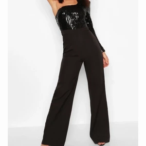 Perfekt jumpsuit till nyår  - 🦋Säljer denna superfina jumpsuit från Boohoo. Perfekt nu till nyår! Endast använd en gång så är i fint skick. Har axelvadd och vida ben samt sitter väldigt snyggt. Storlek 36! Säljer vidare då den är för liten för mig. Köpare står för frakten🦋 
