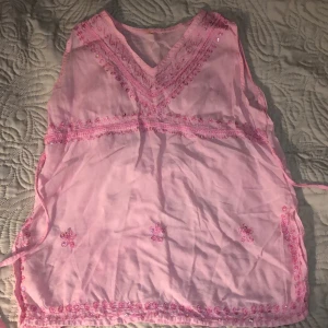 rosa tröja med mönster - jätte gullig babyrosa tröja som är väldig y2k stil 💓 60kr, köparen står för frakt +33 💓 det står ingen storlek men skulle säga att det är S