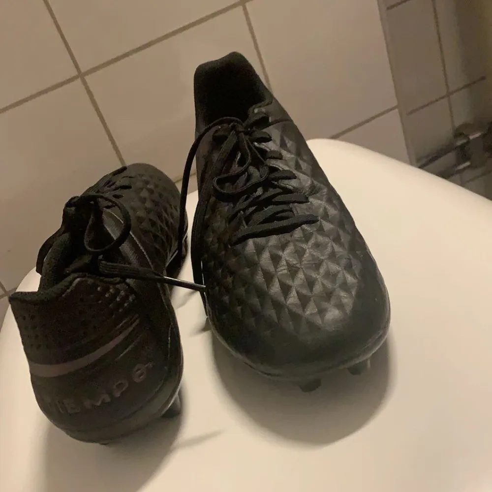 Fortbollsskor inköpta i sommras ordnarie pris: 1599kr säljer de för 600kr ,används vid ett tillfälle. Skorna är Nike Tiempo vid fler frågor eller bilder hör av er:). Skor.