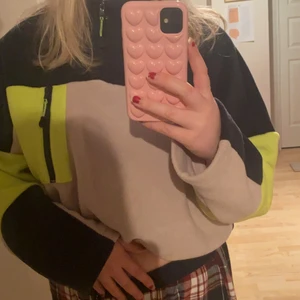 Skön tröja från monki - Skön tröja från Monki i storlek S men är oversize så passar de flesta! Finns en bröstficka som rymmer ganska mycket och en dragkedja vid halsen. Längst ner på tröjan kan man spänna åt beroende på hur man vill att den ska sitta, se bild 2. Bra skick! 