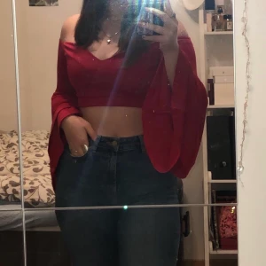 röd topp - otroligt vacker offshoulder tröja med stora volanger. tungt & bra tyg