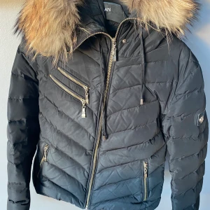 Hollies jacka - Säljes då jag den tyvärr inte kommer till användning längre. Varm och perfekt vinterjacka. Äkta päls. Storlek M men passar S bra också.