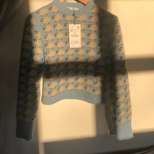 Stickad Jacquardtröja zara - Säljer denna populära och slutsålda tröjan från zara! Helt oanvänd med lappen kvar, säljer då den tyvärr var lite för stor för mig. Storlek M, nypris 359kr. Frakt tillkommer på 66kr, buda privat eller i kommentarerna 