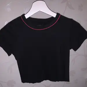 Svart crop top från Brandy Melville med röd detalj🥰 storlek one size men väldigt stretchig och mjukt material! Köparen står för frakten