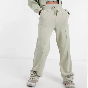 Supersköna högmidjade mjukisbyxor - Såå sköna mjukisbyxor slutsålda på ASOS, helt nytt skick! Jag är 166 cm och de är rätt så långa på mig. Köparen står för frakten🤍