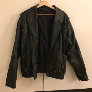 Vintage skinnjacka - Vintage jacka i äkta skinn med så många olika coola detaljer och supersnygg oversize passform. Storlek L, frakt 63kr
