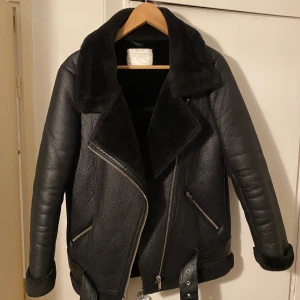 Jacka från zara - Funderar på att sälja min jacka ifrån zara, jackan har ett hål i fickan annars är den i fint skick. Skriv vid intresse, frakt tillkommer❣️