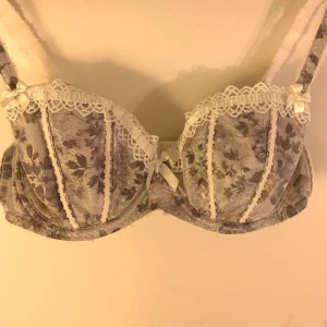 BH från Fauve Veronique 75D - Supersöt BH från märket Fauve Veronique! Nypris ca. 550kr. Knappt använd då den är för liten för mig💞 Superskön och fin i 75D