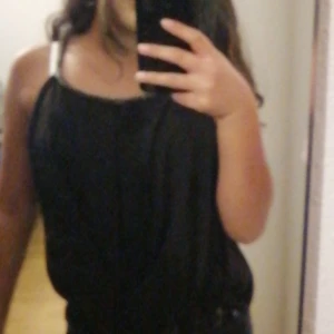 Svart linne storlek S - Svart lång linne som ser fin bäde lång och om man vill kan man stoppa in lite i byxorna som jag gjorde o ser kortare o fin ut. Köpte den här i Italien när jag var där innan corona tiderna. Säljer den för att den har ej kommit till användning och rensar mitt garderob, Skriv till mig om du är intresserad så tar vi de med prisen då. 