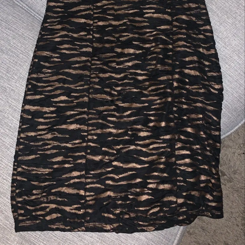 En festlig leopard mönstrad klänning, aldrig använd men väldigt fin dock. Går att frakta! . Klänningar.