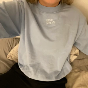 Ljusblå tröja - Väldigt skön tröja från monki. Text på tröjan: kind human. Har ej använt så många gånger. Väldigt fin och perfekt till sommarkvällarna. 🦋🦋