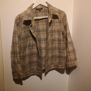 Rutig skjorta  - Rutig skjorta i beige, brun och blå. Storlek 12 men jag skulle säga att den är en S (SMALL). 