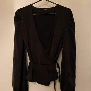Svart blus - Svart blus med knytning i midjan. Köpt från Bikbok. Strl XS. Använd ett fåtal gånger, är som ny❣️ 