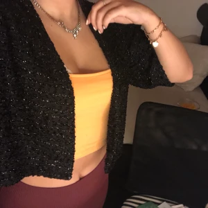 Kofta med glitter   - Skitnsnyggt att ha en svart eller vit top under💞 Du betalar frakten, skriv för fler bilder.