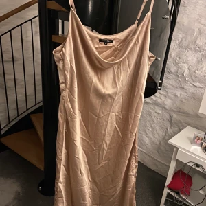 2 klänningar  - En från Victorias secret aldrig använd. 30kr styck eller 50 för båda 