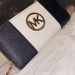 Jätte fin plånbok (vet inte om den är äkta eller inte) 💞
