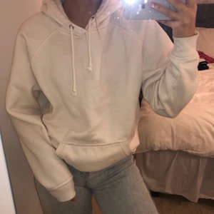 Krämvit (off-white) hoodie - Supersnygg basic krämvit hoodie ifrån BikBok!!