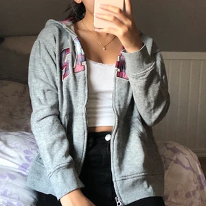 GAP Logo Zip Hoodie - Enkel, grå kofta med GAP-loggan i flanell mönster. Insidan av luvan är också i flanell. Strl XL (GAP kids) men skulle säga att den passar XS / ev. S. Säljer pga att jag aldrig använder koftan, så skicket är bra. 80kr+frakt