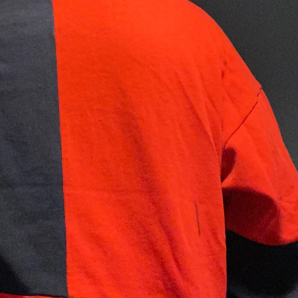 Jättefin tröja från monki, blå och röd! Har en liten tuschfläck på ryggen som syns på sista bilden 💞. Tröjor & Koftor.