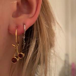 Världens gulligaste örhänge från Maria Nilsdotter som är nytt, oanvänt och unikt. Fick det i julklapp men är mer för silver så vill därav sälja det