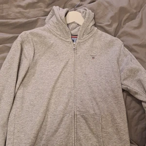 Gant hoodie zip - Gant hoodien är i storlek 170cm och är köpt på kidsbrandstore. Hoodien är i toppskick trots att den är använd, 9/10. Ny pris är 799kr, mitt pris är 300kr inklusive frakt. 