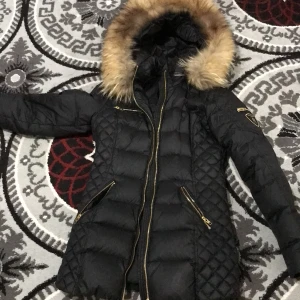 Rock and blue jacka storlek 34 - Köpte den för 3 månader sedan och har använt den när det är kalt. Men den är i  bra sick och det är äkta pels och jackan är ekta. Varför jag vill sälja den e för jag har inte riktigt samma still som förut så det e därför.