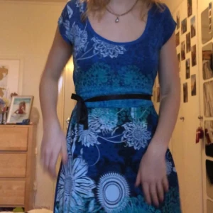 Desigual klänning - En cool klänning från desigual. Köpt för ett tag sedan men den är varsamt använd.Köparen står för frakten, men jag kan också mötas upp i Malmö eller Lund!💞💞🥰😚