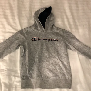 Champion hoodie från Kids Brand Store - Använd några gånger med stil. Superfin passform och skön trotts att materialet innuti inte är perfekt. Lite kort i armarna för mig (160 cm lång) men inga problem.