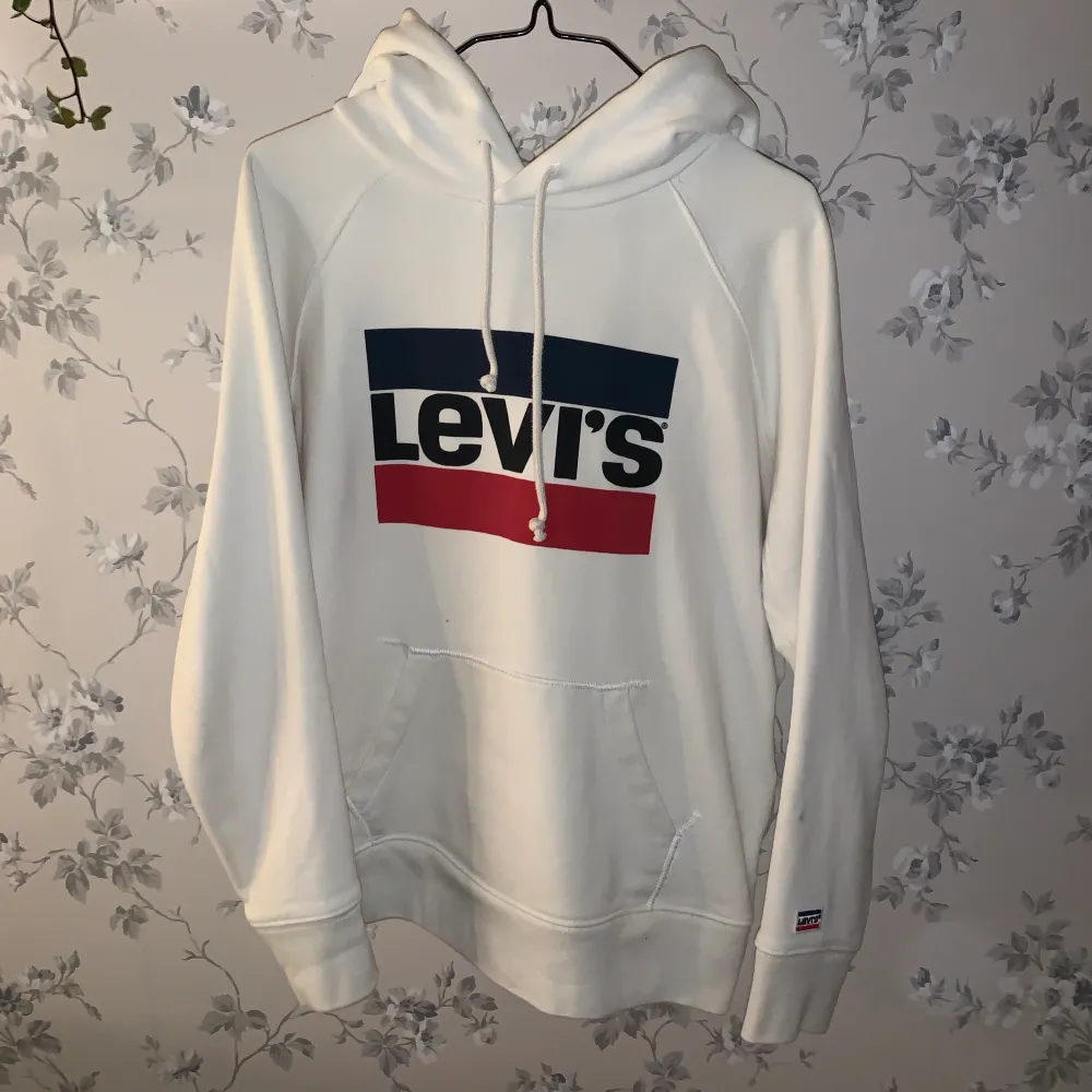 Levis GRAPHIC SPORT - Luvtröja i storlek xs. Fläck finns på ena armen, syns på bild tre men är ingenting man tänker på någonting speciellt. Sparsamt använd, Äkta. Hoodies.