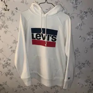 Levis GRAPHIC SPORT - Luvtröja i storlek xs. Fläck finns på ena armen, syns på bild tre men är ingenting man tänker på någonting speciellt. Sparsamt använd, Äkta