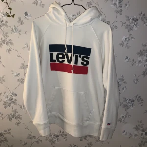 Levis GRAPHIC SPORT - Luvtröja i storlek xs. - Levis GRAPHIC SPORT - Luvtröja i storlek xs. Fläck finns på ena armen, syns på bild tre men är ingenting man tänker på någonting speciellt. Sparsamt använd, Äkta