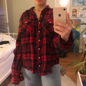 Flanellskjorta - Röd-svart flanellskjorta som sitter perfekt oversized på mig som vanligtvis har strl XS-S o e 160 lång. ❣️ Fraktas spårbart för totalt 99 kr. 📦