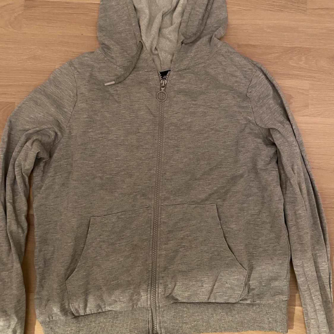 Grå kofta med tryck