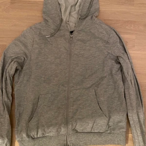 Grå kofta med tryck - Grå kofta med tryck på ryggen. Storlek XS från Gina tricot 