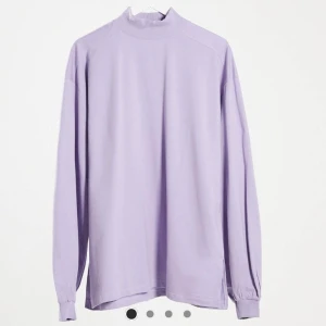 Lila Sweatshirt💜 - Jättefin och mysig lila sweatshirt från ASOS men en liten polokrage!💜 HELT OANVÄND!!! frakt 63kr
