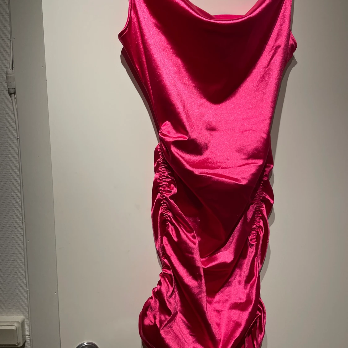 Rosa satin klänning - 90