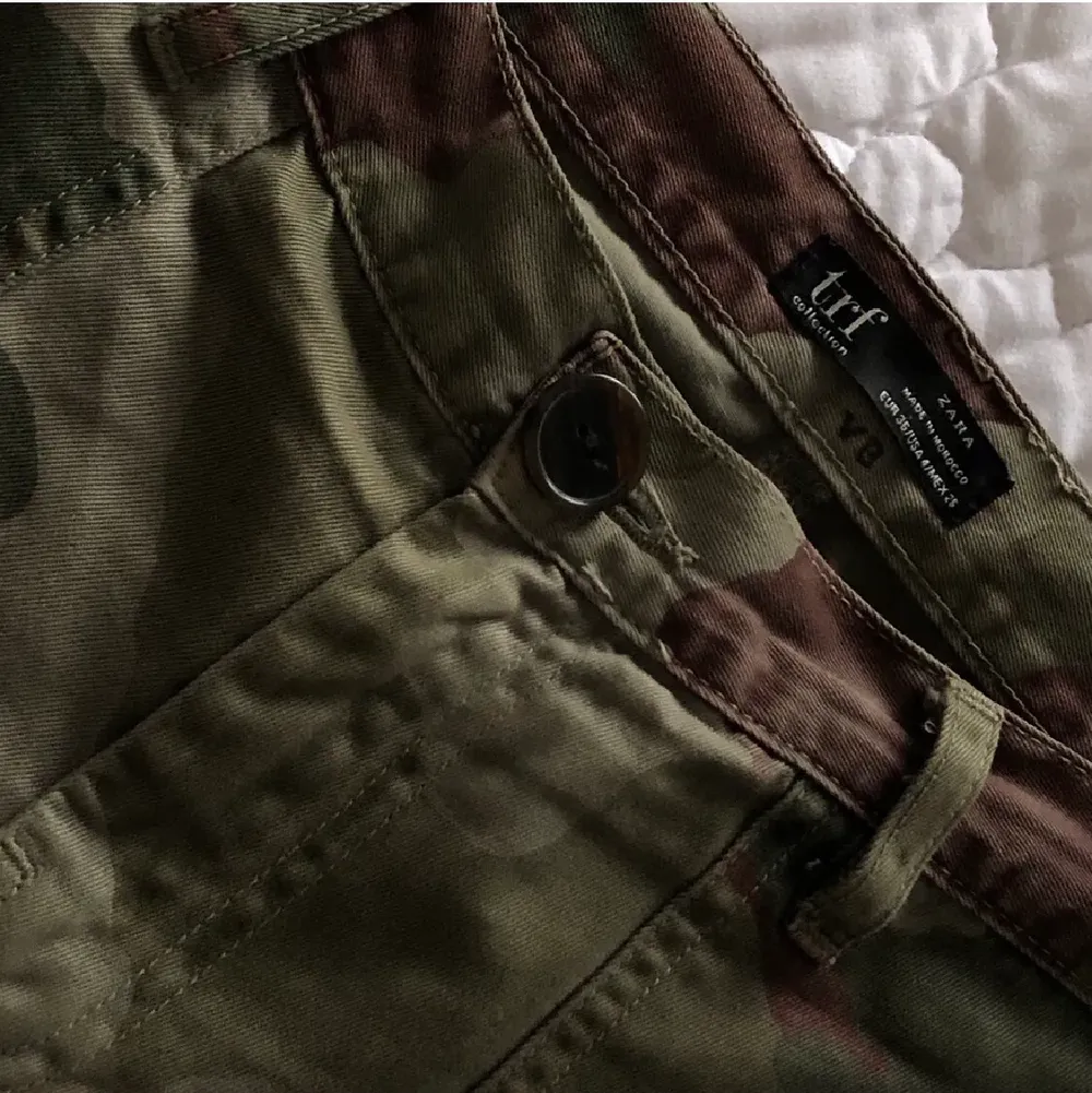 Svincoola militärgröna byxor från Zara ursprungligen, med vida ben och fickor längs benen. Jag är 168, de är lite för korta på mig, så borde passa någon 160-165 lång❣️ . Jeans & Byxor.
