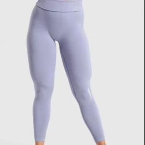 Gymshark tights  - Säljer gymshark tights, väldigt bekvämt 🥰 Älskar den men har tyvärr för mycket träningskläder 💗 Skicka DM för mina egna bilder 💕