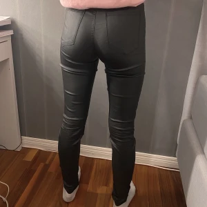 Skinnbyxor storlek xs - Säljer dessa skinnbyxor i strl xs från Pieces. Jättesnygga och sköna. Dem sitter tight men är stretchiga, bra passform vid benen och där bak!☺️ 