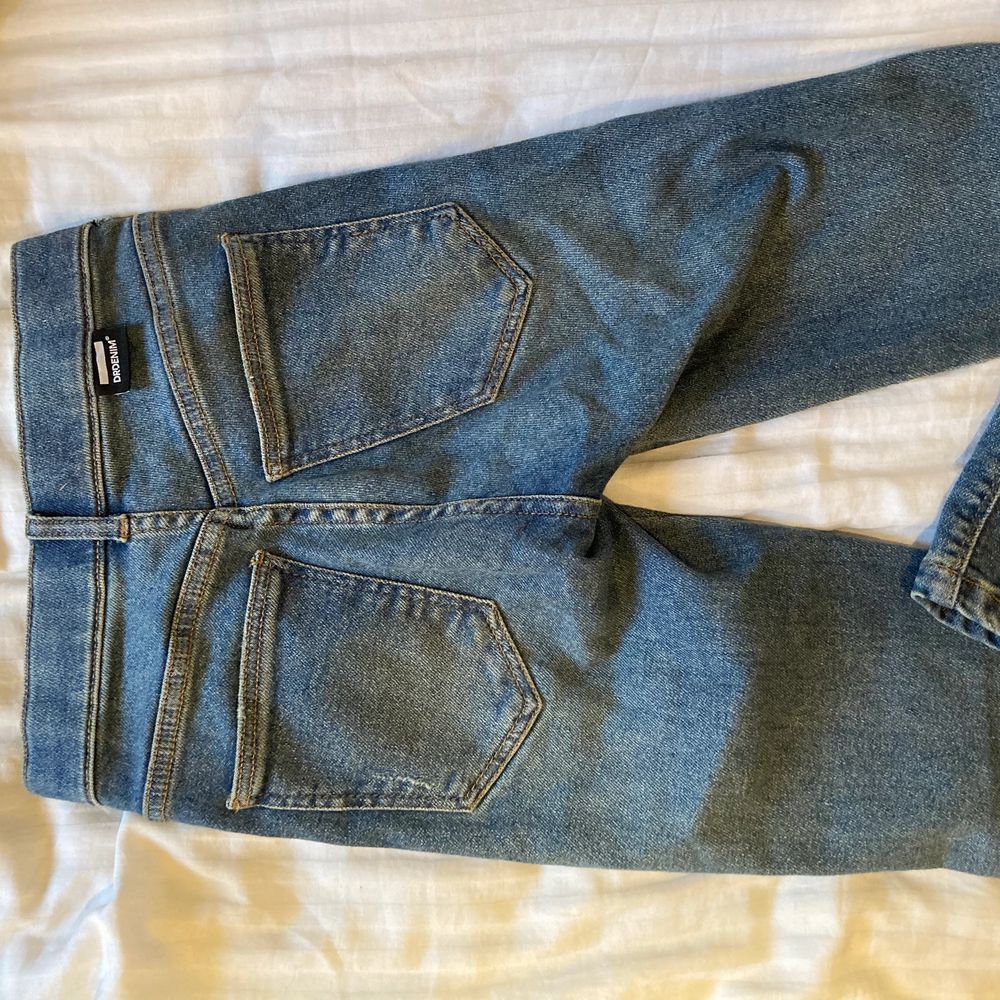 Högmidjade utvsvängda Dr.Denim jeans i fint skick. Köpta för 499kr, säljer för 150. Skriv för mer info. Jeans & Byxor.