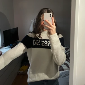 Stickad tröja  - Säljer en ”skid-inspirerad” stickad tröja från Gina Tricot. Använd fåtal gånger och är som ny! Priset är exklusive frakt😁