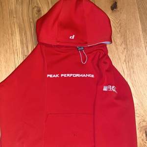 Säljer denna peak performance hoodie som inte kommer till användning längre. Det står att den är XL men den är vintage så skulle säga att den passar S-M