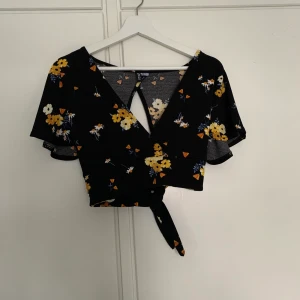V-ringad topp - V-ringad topp med öppning och fin knytning bak, köpt från H&M. Använd 1 gång. Storlek M. (Köparen står för frakt)