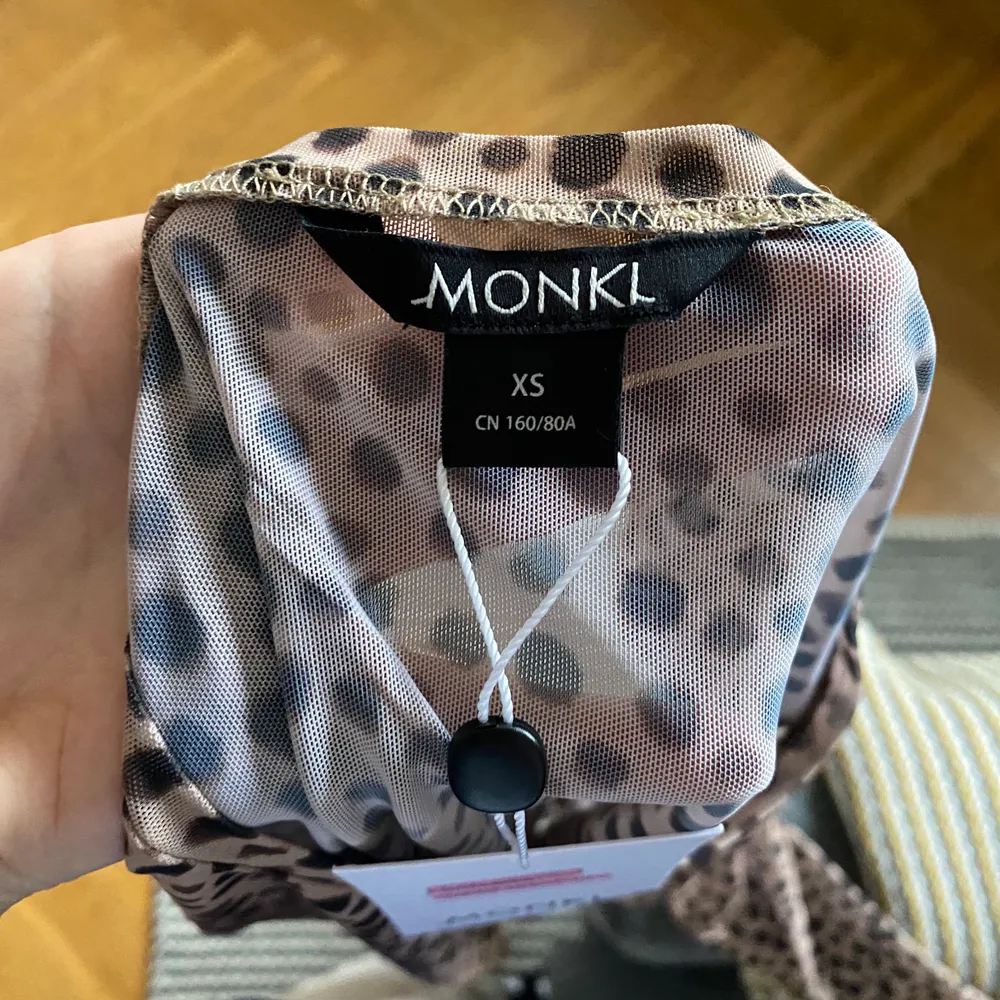 En långärmad seethrough tröja med leopard mönster från Monki. Den är i storlek xs och har aldrig används:)) . Toppar.