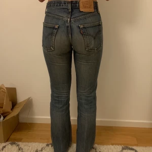 Vintage Levis  - Mina favoritjeans har blivit försmå och behöver ny ägare! Lite slitningar mellan benen men inget märkvärdigt😇 Storleken är w27 motsvarar xs. Frakten står köparen för🍇 kan fixa fler bilder om det önskas!
