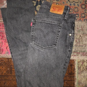 501 levis jeans - Ett par 501 levis jeans som jag köpt här på plick! Jag har klippt dom så att dom släpar lätt i marken på mig som 155cm💕 Dom är ganska använda och slitna därav priset🖤⚡️