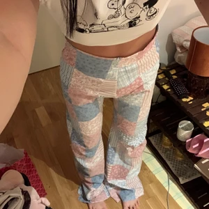PATCH WORK DESIGN BYXOR - Säljer dessa extremt snygga byxor i ett skit snyggt mönster, köpta här på plick men de var tyvärr för stora på mig. Kontakta mig för frågor eller intressen!🥰❤️