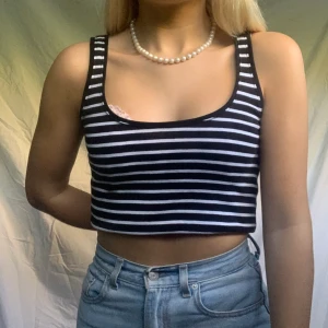 Randigt linne - croppat randigt linne i mycket gott skick! passar xs-s och frakten tillkommer🍓☁️🍓☁️